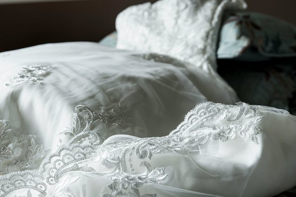 Quelles astuces pour intégrer des pièces en dentelle dans une garde-robe professionnelle?